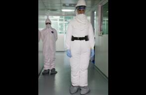 traje-ebola-colombia1_col.jpg