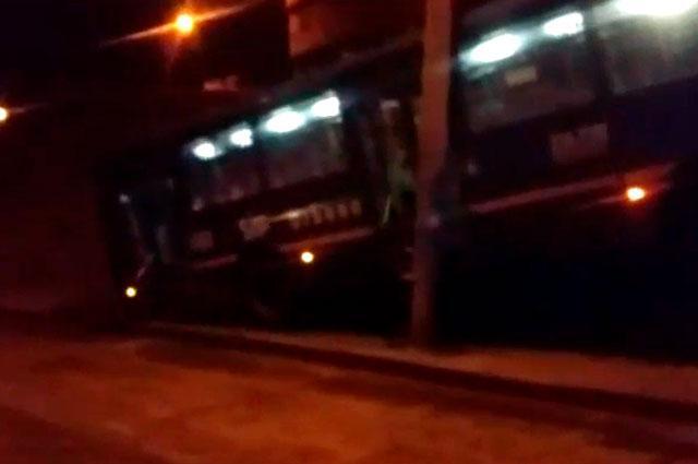 Bus del SITP quedó con las llantas en el aire tras impactar contra loma en Ciudad Bolívar