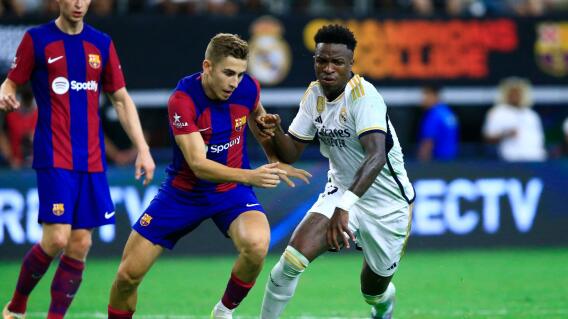 Disputa de balón en duelo entre Barcelona vs. Real Madrid. Disputa de balón en duelo entre Barcelona vs. Real Madrid.