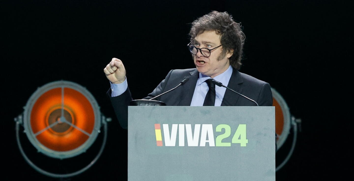El presidente de Argentina, Javier Milei, pronuncia un discurso en el escenario durante la manifestación 'Europa Viva 24' del partido de extrema derecha español Vox en Madrid el 19 de mayo de 2024. 