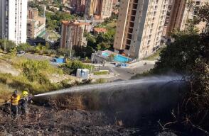 342562_BLU Radio. Bomberos controlan incendios forestales / Foto: Dagrd