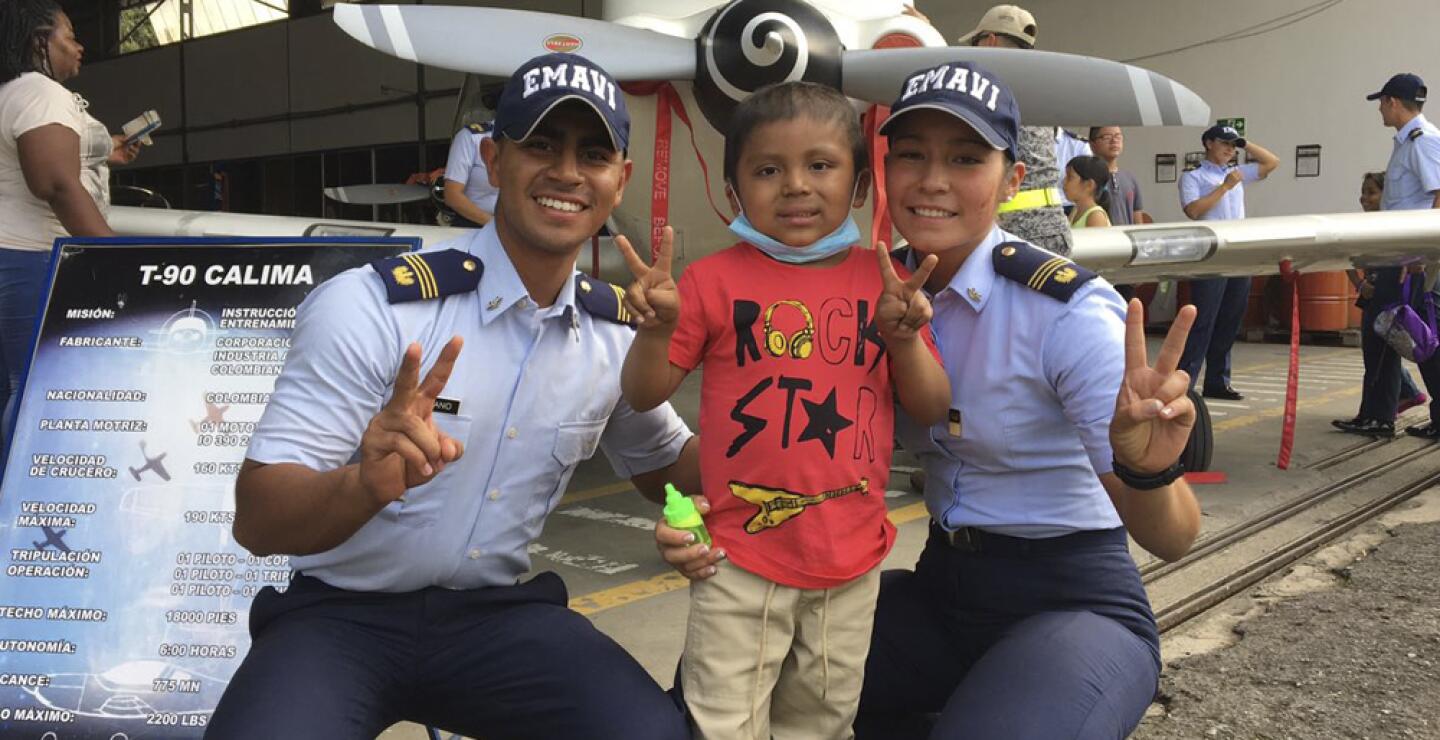 279476_Niños con cáncer visitaron la base aérea de Cali. Foto: la Escuela Militar de Aviación "Marco Fidel Suárez”.
