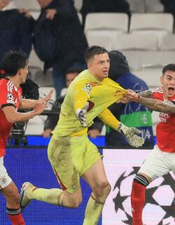Gol agónico del arquero Trubin con Benfica al Real Madrid recuerda el de Camilo Vargas con Santa Fe contra Millonarios