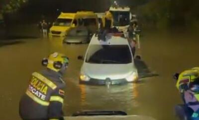 Así es cómo rescatan carros de la Autopista Norte