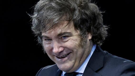 El presidente de Argentina, Javier Milei, participa en la sesión de clausura del Foro Económico de Madrid, un evento patrocinado por una plataforma de criptomonedas, en Madrid el 8 de junio de 2025.