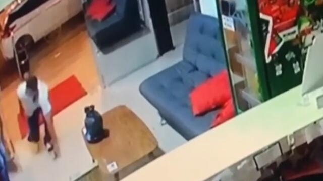 En video quedó grabado delincuente que encañonó a Alexis Escobar para robarlo En video quedó grabado delincuente que encañonó a Alexis Escobar para robarlo