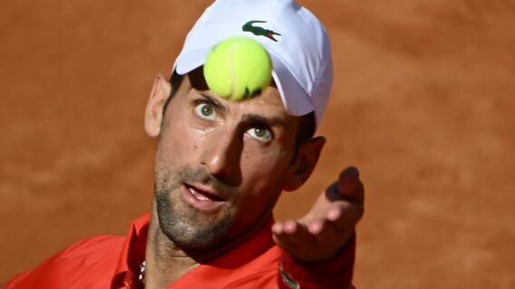 Novak Djokovic, tenista serbio, en acción de partido del Masters 1.000 de Roma 2024 Novak Djokovic, tenista serbio, en acción de partido del Masters 1.000 de Roma 2024