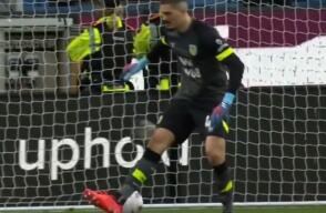 Error garrafal de Muric, portero del Burnley Error garrafal de Muric, portero del Burnley