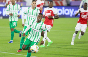 Acción de juego en el duelo entre Nacional vs. Santa Fe, por Liga BetPlay.