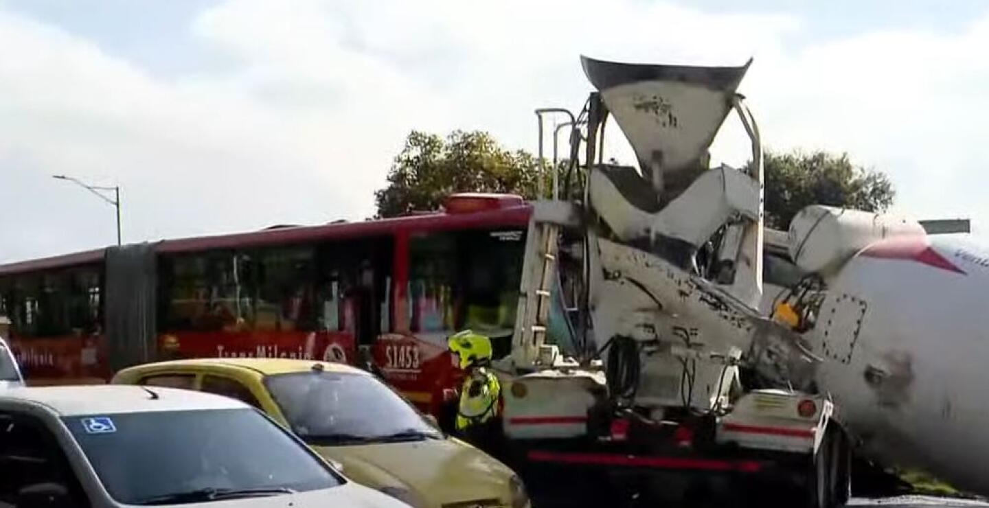 Testigo de accidente entre Transmilenio y mezcladora aplaude labor del conductor del bus