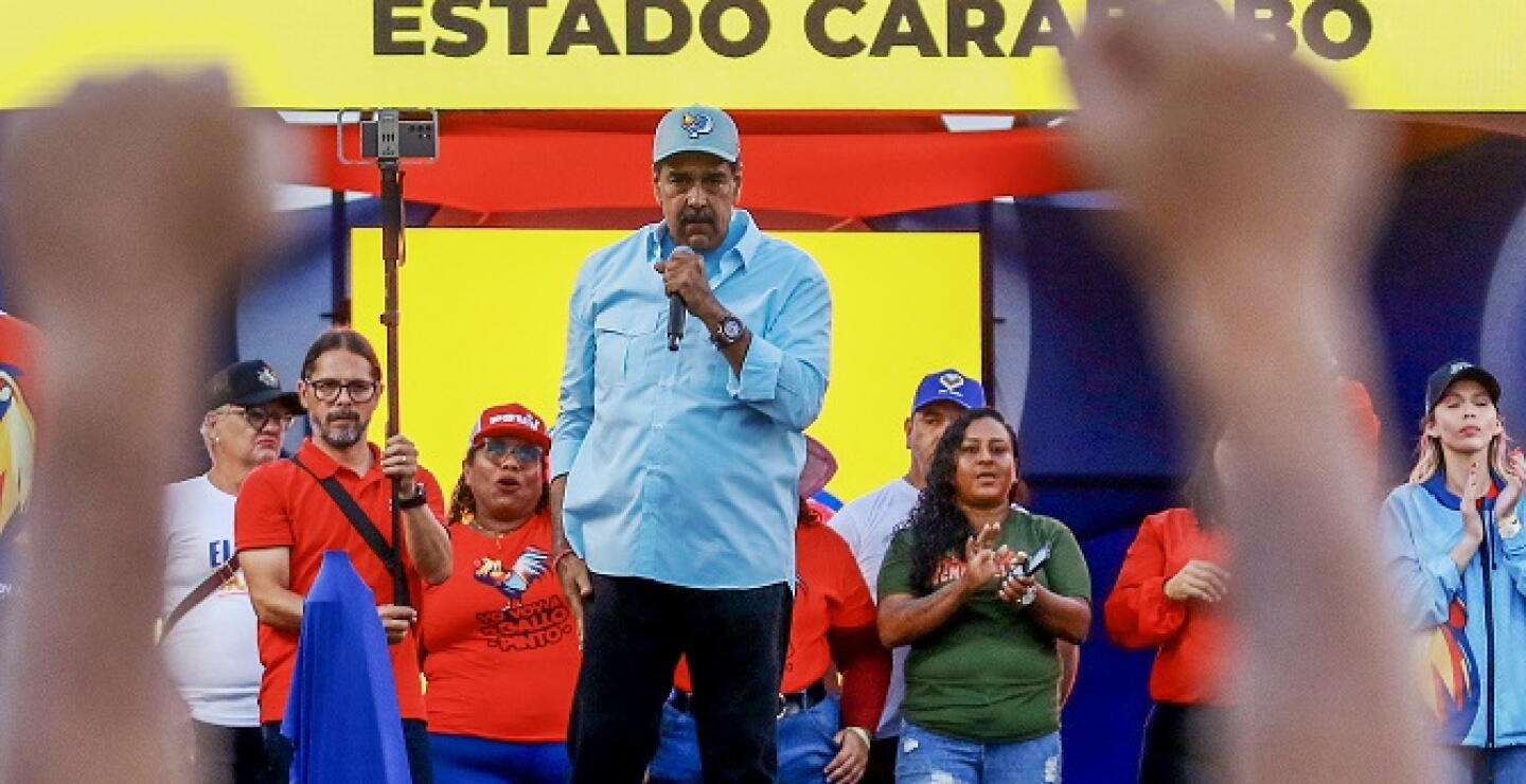 Maduro dice a “asustados” por su advertencia de “baño de sangre”, “que tomen manzanilla”