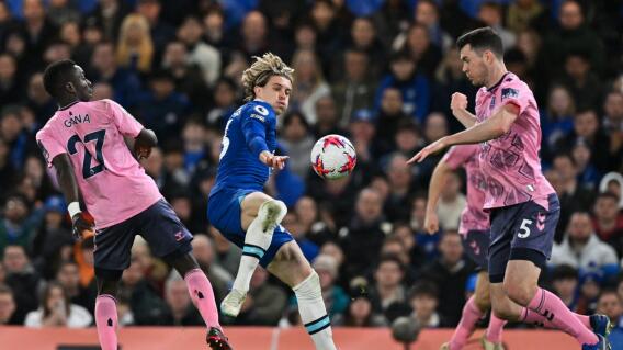 Con la igualdad a dos frente al Everton, Chelsea se plantó en la décima posición de la Premier League con 38 unidades. Con la igualdad a dos frente al Everton, Chelsea se plantó en la décima posición de la Premier League con 38 unidades.