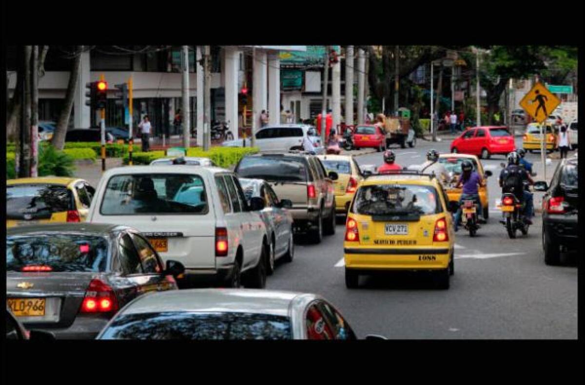 Más de 200 mil carros y motos circulan en Cali sin revisión técnico mecánica