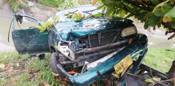 El carro chocó contra un poste y termino debajo de un árbol, cerca del canal de aguas residuales.