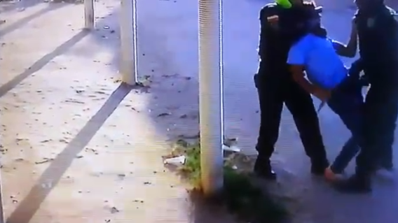 300502_Blu Radio/ Captura video agresión policía a joven en Palermo. Foto: Cortesía