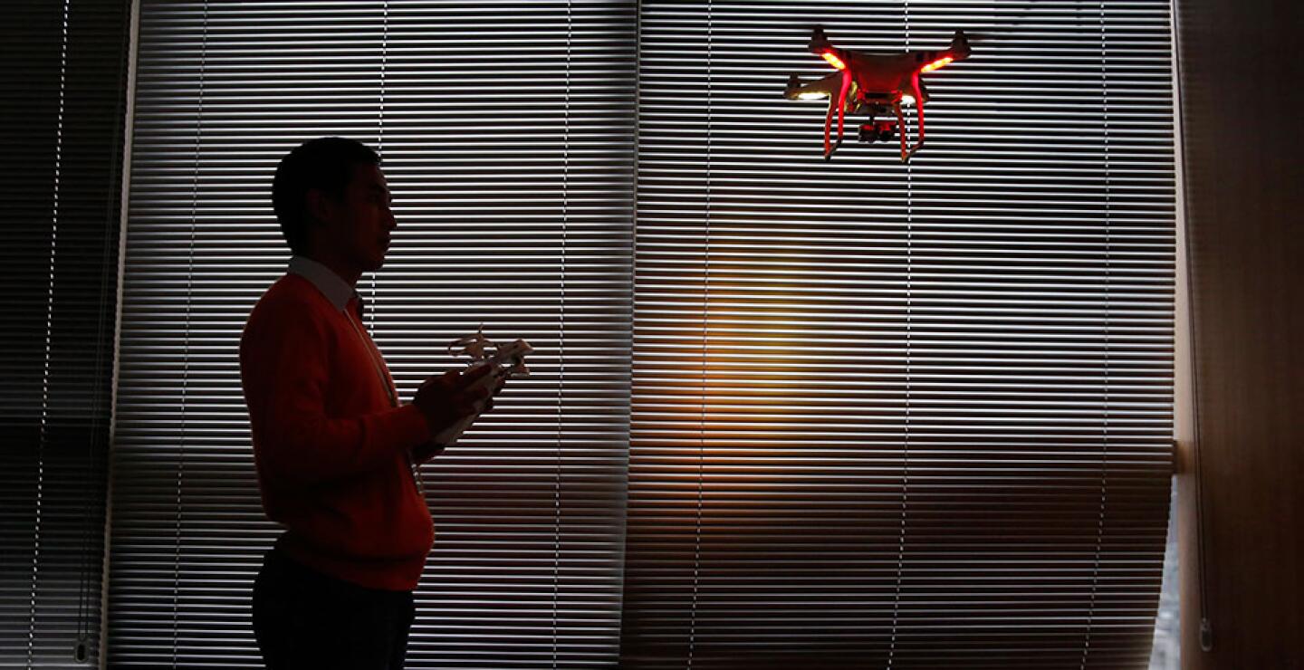 "La mayoría de estos drones tienen pocos equipos de seguridad", expresó Maryanna Saenko, analista de Lux Research, una firma consultora de ciencia y tecnología. "Es como un ladrillo de dos o tres kilos que cae del cielo".