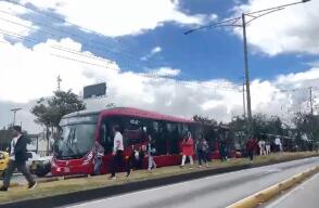 Accidente en autopista Norte frena movilidad: ciudadanos obligados a salir de Transmilenio