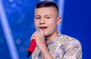 Dylan López piropea a Greeicy y muestra el micrófono que su padre le fabricó