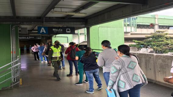 Plataforma del Metro de Medellín. Plataforma del Metro de Medellín.