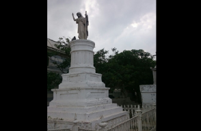 368430_BLU Radio //El contenedor refrigerado fue ubicado en el cementerio Universal // Foto: Foto: Salvador Coronado.