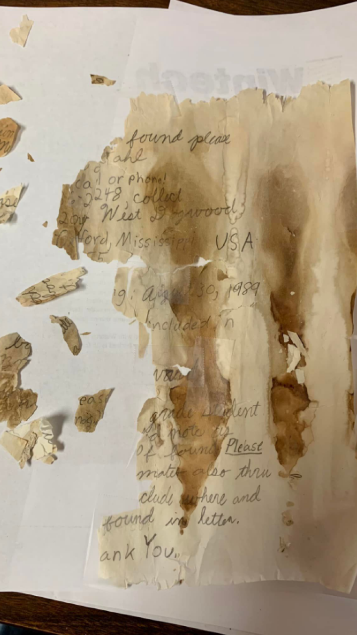 Hallan tierno mensaje dentro de una botella en un río: fue escrito por un niño hace 33 años