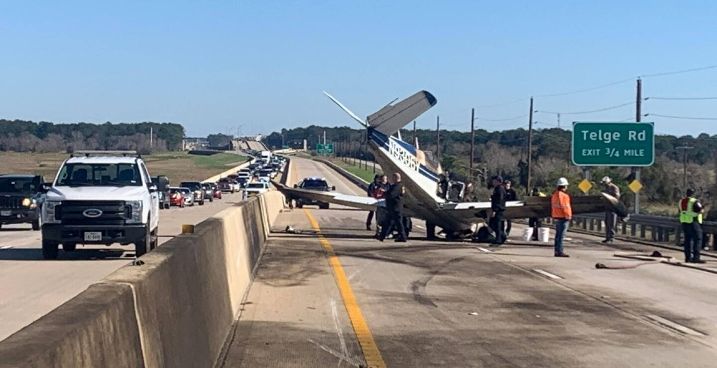 Ninguna persona resultó lesionada luego de que el piloto de esta avioneta se vio obligado a aterrizar en una autopista de Texas, Estados Unidos 