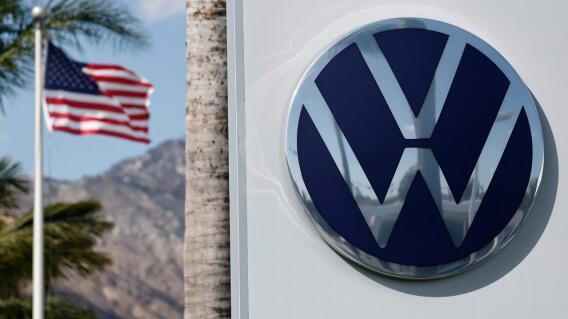 Una bandera estadounidense ondea junto al logotipo de Volkswagen, exhibido en un concesionario Volkswagen, el 4 de abril de 2025 en Pasadena, California. Una bandera estadounidense ondea junto al logotipo de Volkswagen, exhibido en un concesionario Volkswagen, el 4 de abril de 2025 en Pasadena, California.