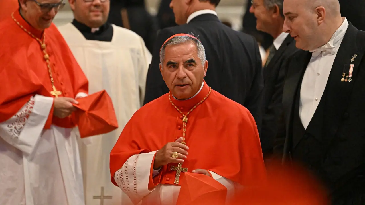 Cardenal Angelo Becciu, condenado en el Vaticano, podrá participar en cónclave?