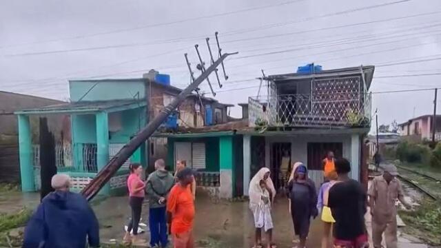 Huracán Ian tocó tierra en Cuba y dejó cuantiosos daños: "Nunca en mis 62 años había visto algo así"