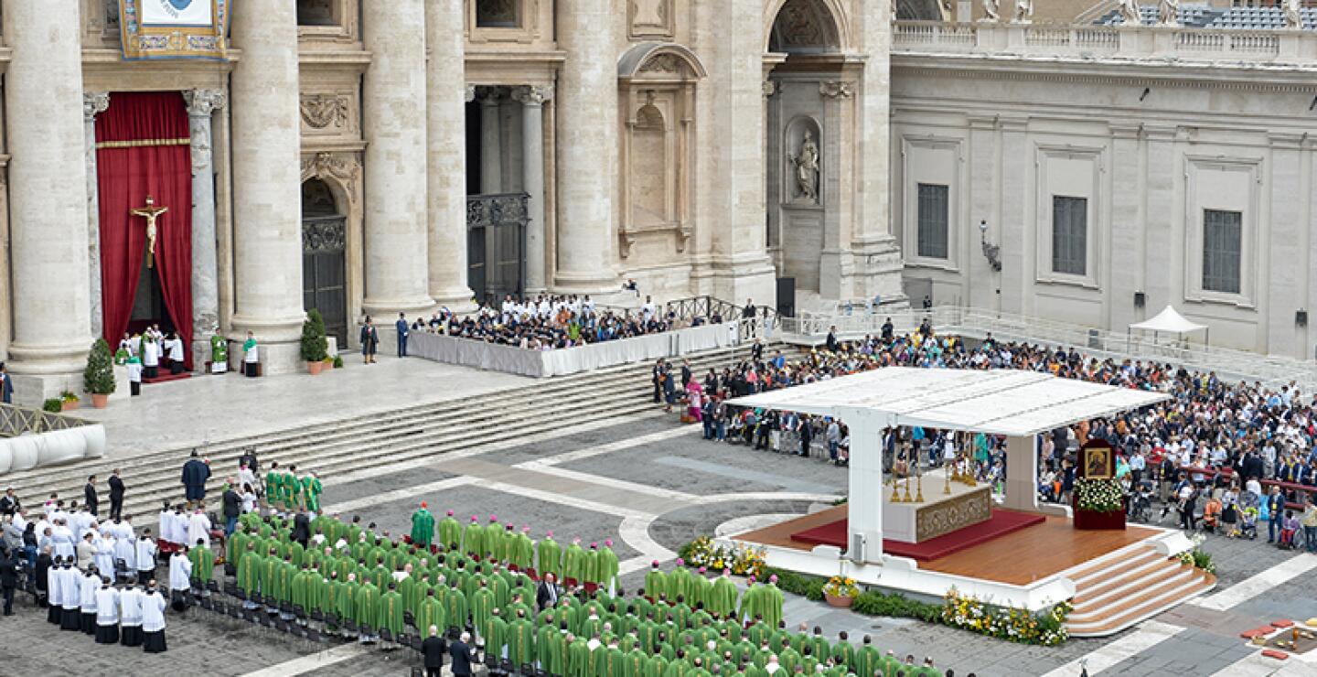 La comunión fue distribuida a miles de personas en sillas de ruedas.