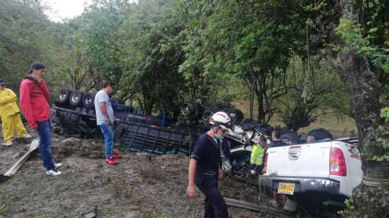 328357_BLU Radio. Accidente en la vía Zarzal - Armenia / Foto: Cortesía