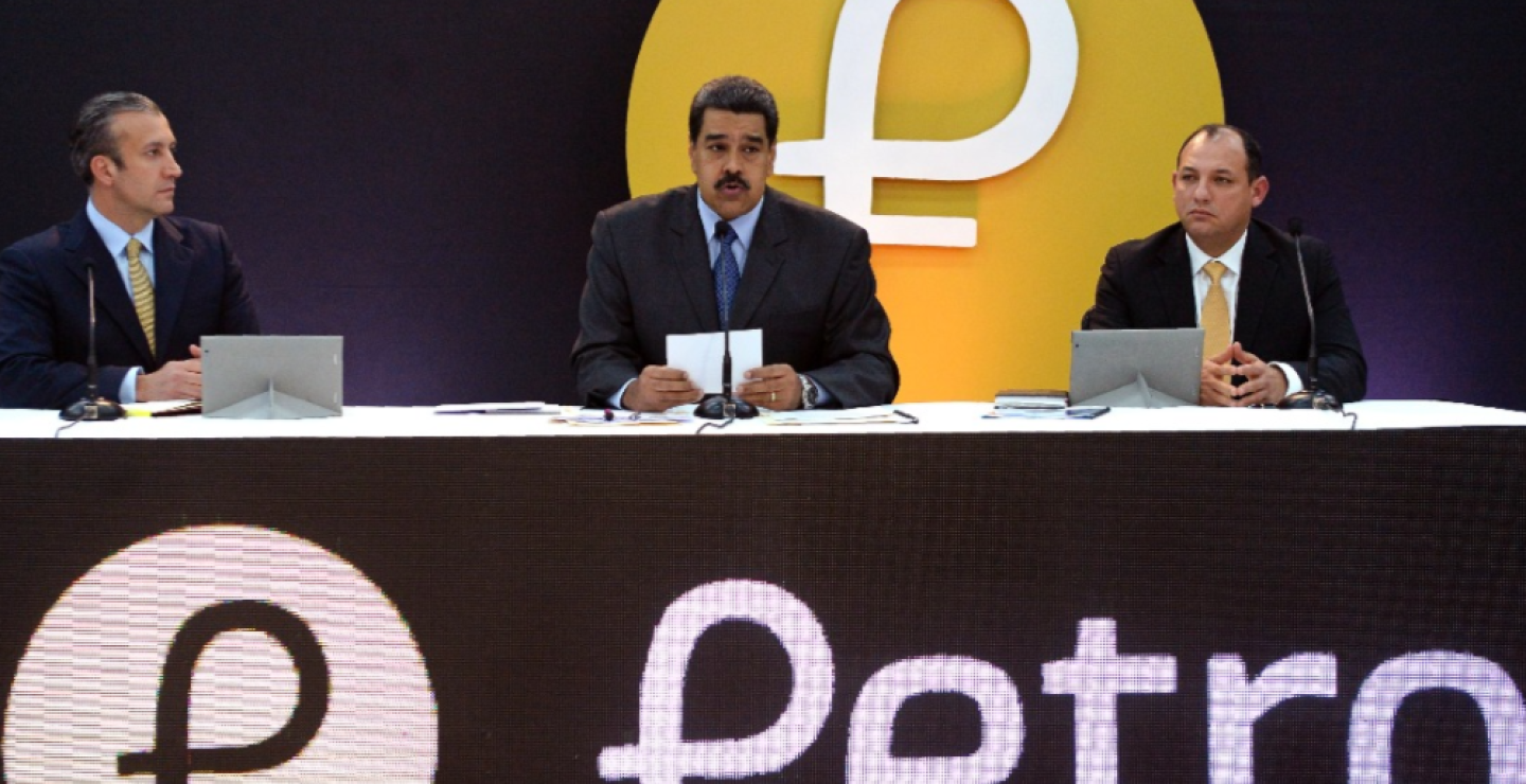 301279_Foto: Nicolás Maduro presentando el 'Petro Bolívar'/AFP