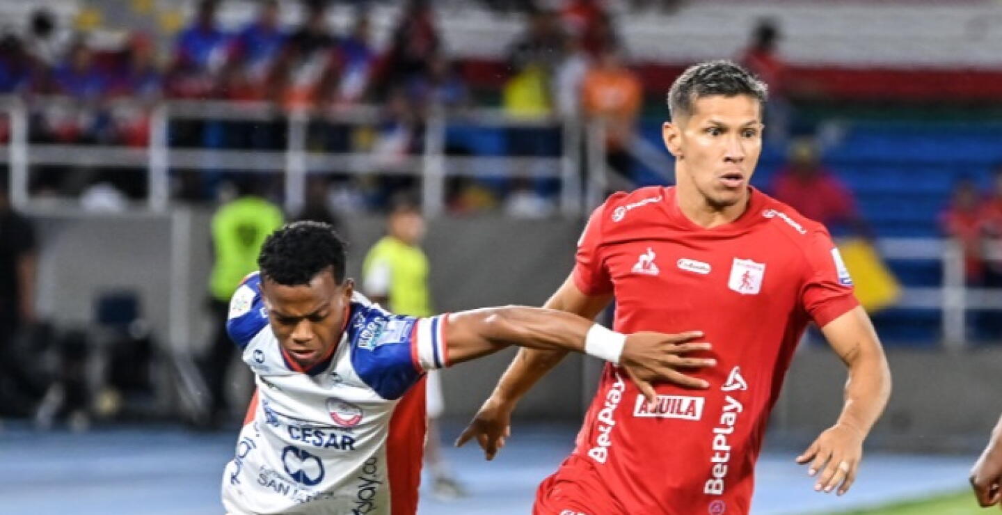 Acción de juego entre América de Cali y Alianza FC por la novena fecha de la Liga BetPlay I-2025. 