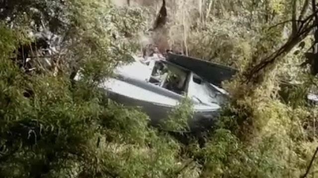 Rescatan los ocho cuerpos de avión militar siniestrado en el cerro Manjui
