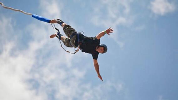 Hombre estuvo a punto de perder la vida en un Bungee Hombre estuvo a punto de perder la vida en un Bungee