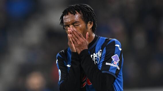 Juan Guillermo Cuadrado, jugador colombiano de Atalanta, se lamenta por un fallo en la Serie A de Italia Juan Guillermo Cuadrado, jugador colombiano de Atalanta, se lamenta por un fallo en la Serie A de Italia
