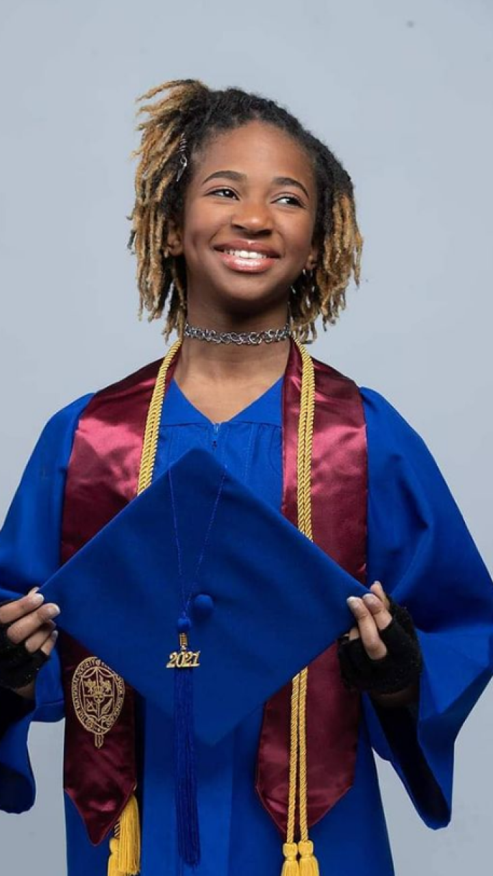 Adolescente se convierte en la estudiante afrodescendiente más joven en ser aceptada en una escuela de medicina