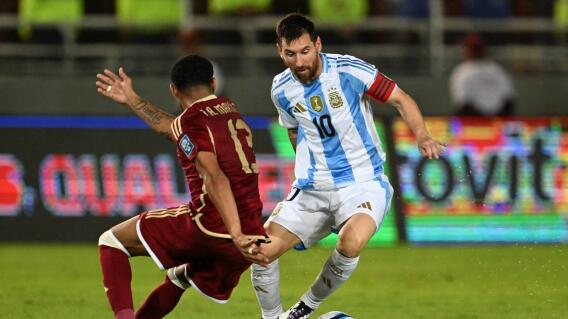 Lionel Messi en duelo contra Venezuela, por Eliminatorias. Lionel Messi en duelo contra Venezuela, por Eliminatorias.