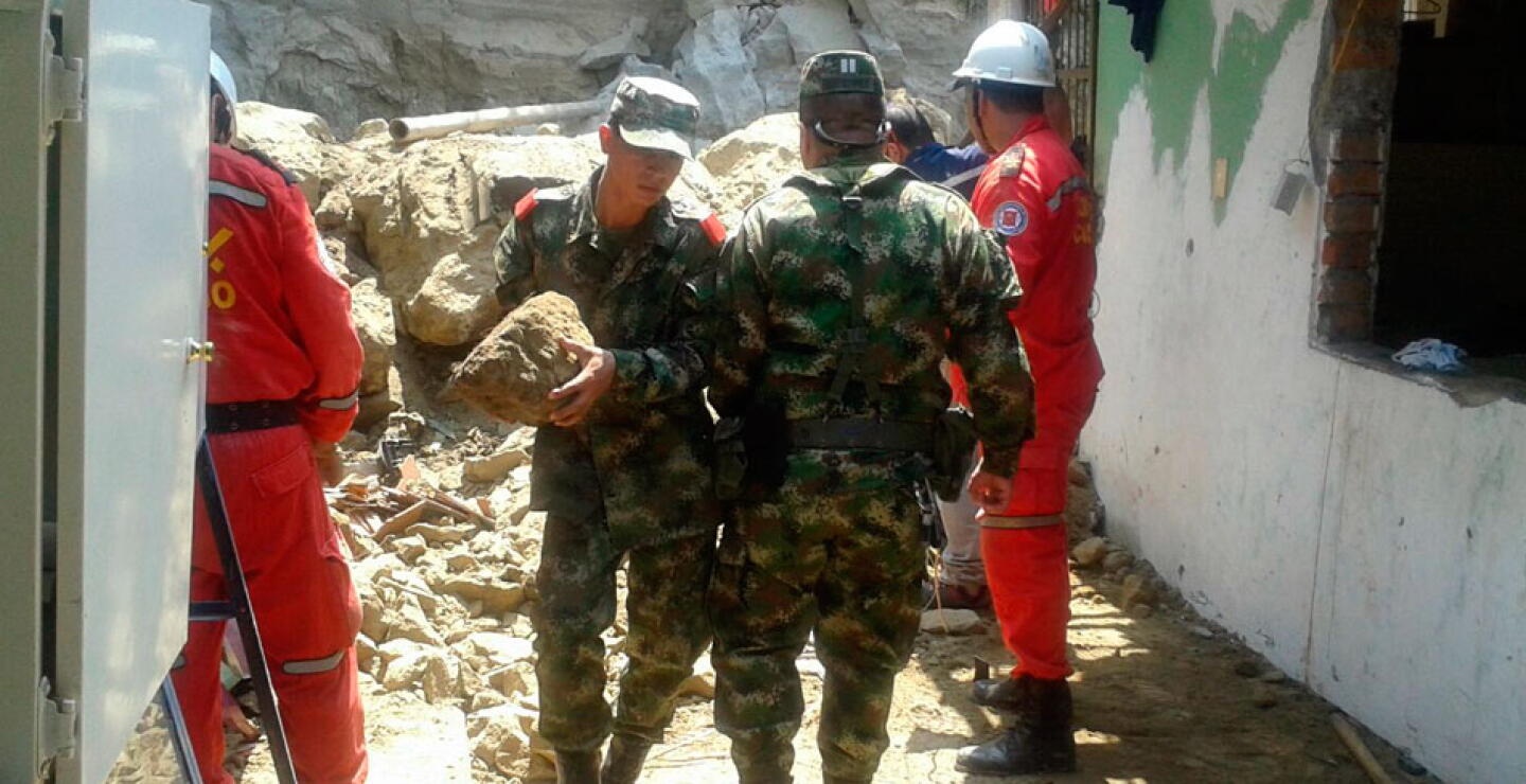 Ante la emergencia registrada en el barrio Ortez de Cartago, en Valle del Cauca, la Defensa Civil, bomberos y la Tercera Brigada del Ejército, se unieron para remover la tierra y recolectar materiales de construcción, con el fin de levantar un nuevo techo