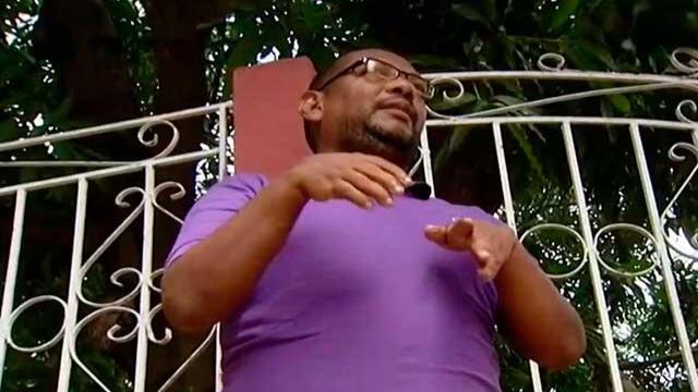 A hombre con poliomielitis, que no sabe conducir ni tiene carro, le llegó comparendo por mal parqueo