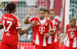 Luis Díaz junto a Michel Olise en medio de una celebración de gol con Bayern Múnich. 