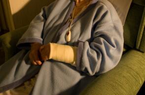 12405_La Kalle - anciana maltratada - Foto referencia GettyImages