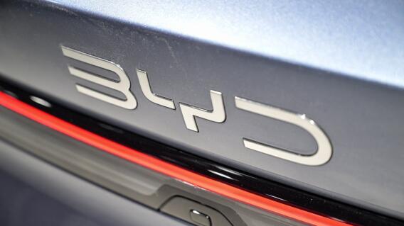 Un logo de BYD Seal 06 DM-i se exhibe durante la 21ª Exposición Internacional de la Industria Automotriz de Shanghái en el Centro Nacional de Exposiciones y Convenciones de Shanghái el 23 de abril de 2025.