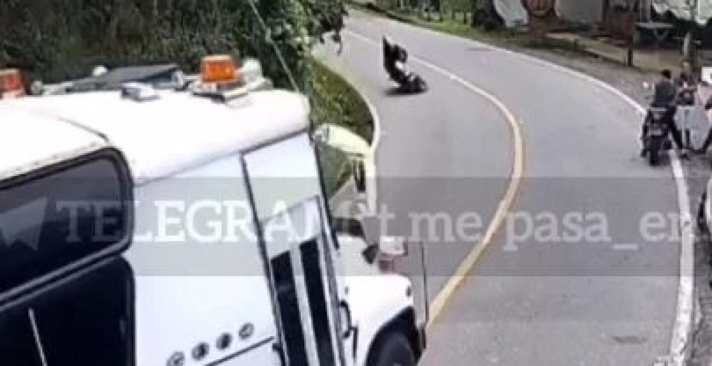 Motociclista colisiona contra un bus 
