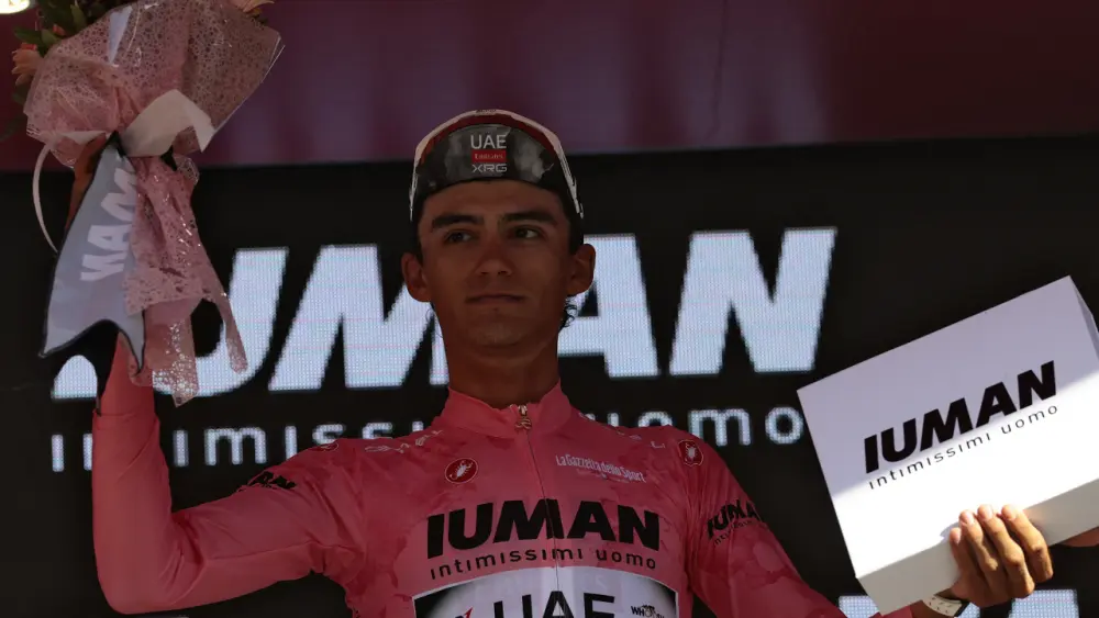 Isaac del Toro, ciclista mexicano del UAE Team Emirates XRG, es el nuevo líder del Giro de Italia 2025