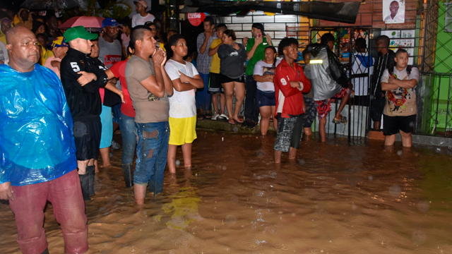 “No nos dio tiempo de sacar nada”: inundaciones en Apartadó dejan cerca de 8 mil damnificados