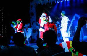 El Circo de la Navidad cuenta con una puesta en escena que ha sido pensada para grandes y chicos, quienes durante 90 minutos podrán disfrutar de actos circenses, danza contemporánea y gimnasia olímpica. Los asistentes se sorprenderán cuando al interior de