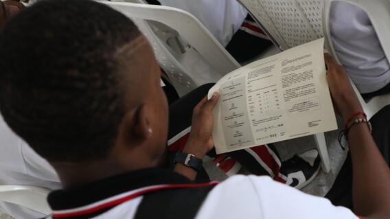 Estudiante revisando sus resultados de la prueba Icfes. 