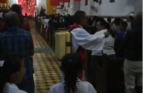 336757_BLU Radio. Sacerdote rocía agua bendita con fumigador / Foto: Captura de video
