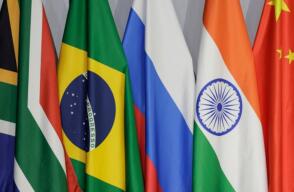Una vista general de las banderas de (de izquierda a derecha) Sudáfrica, Brasil, Rusia, India y China durante la Cumbre BRICS de 2023.